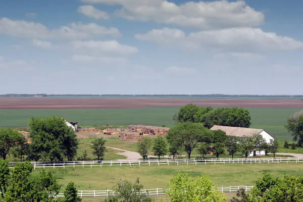 Tierras de cultivo con paisaje de corral de caballos —  Fotos de Stock