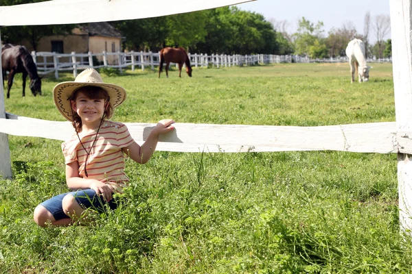 Glückliches kleines Mädchen auf dem Bauernhof — Stockfoto