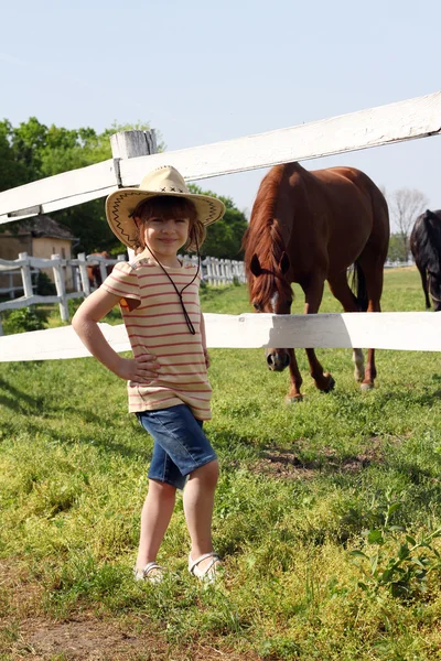 Niña con sombrero de vaquero en el rancho — Foto de Stock