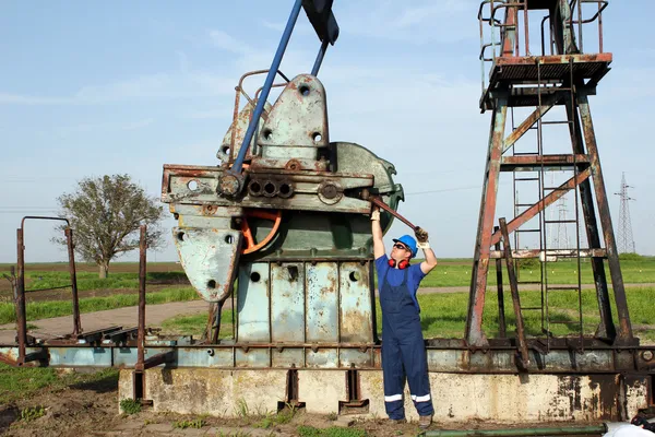 Petroleiro que trabalha no campo petrolífero — Fotografia de Stock