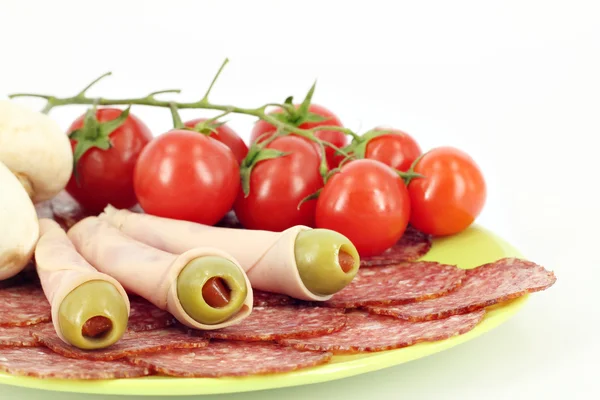 Olives salami et tomates buffet alimentaire — Photo