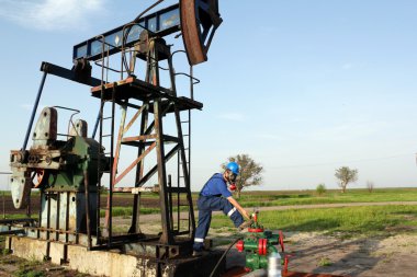 gaz maskesi ile petrol işçisi denetlemek boru hattı