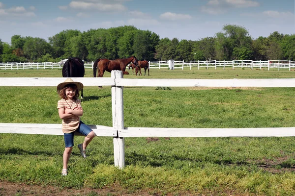 Linda menina com chapéu de cowboy no rancho — Fotografia de Stock