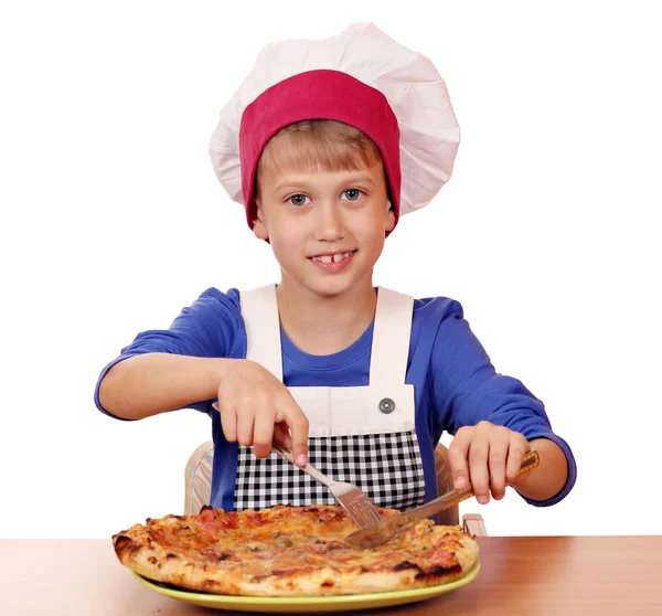 ピザを食べて幸せな少年シェフ — ストック写真