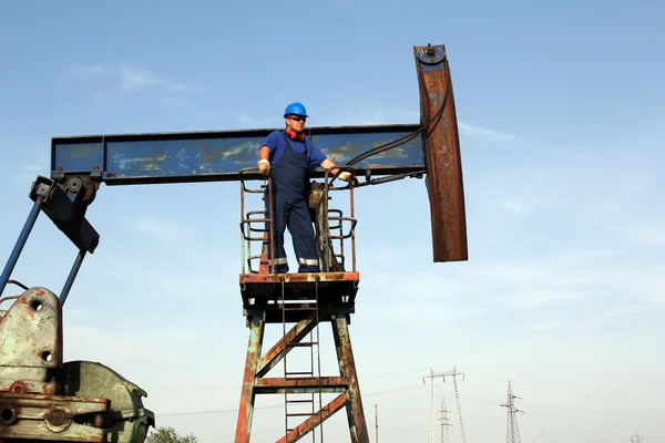 Operaio petrolifero su presa pompa — Foto Stock