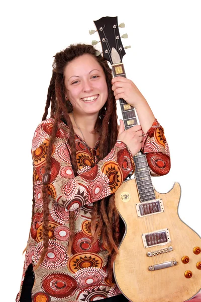 Chica con rastas pelo y retrato de guitarra eléctrica — Foto de Stock