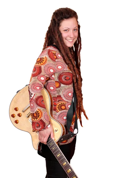 Chica feliz con rastas y guitarra eléctrica posando — Foto de Stock