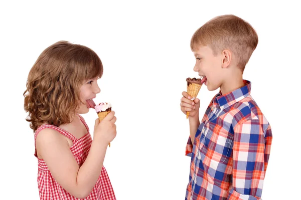 Glada barn äta glass — Stockfoto