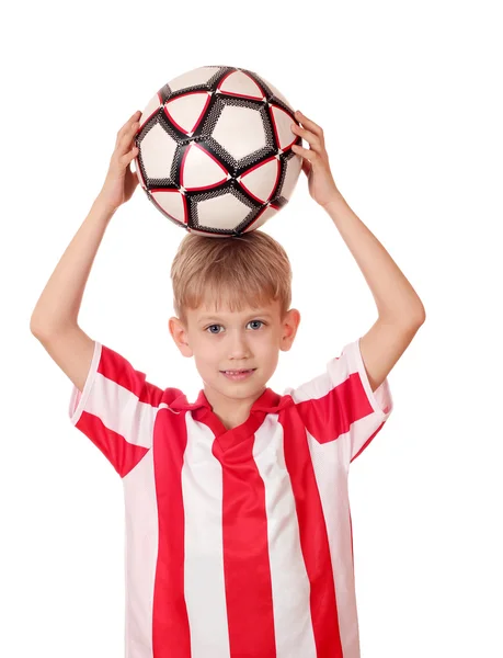 Egy futball-labdát a feje fölött tartja fiú — Stock Fotó