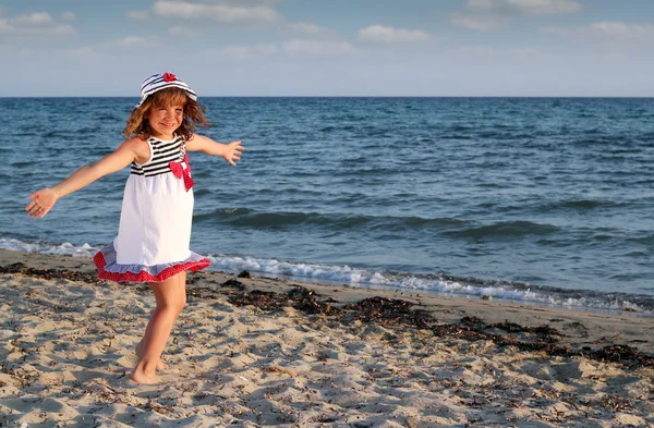 Bela menina feliz na praia — Fotografia de Stock