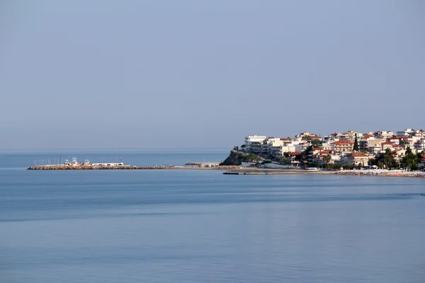 Nea Kallikratia pequeña ciudad en Grecia paisaje marino —  Fotos de Stock