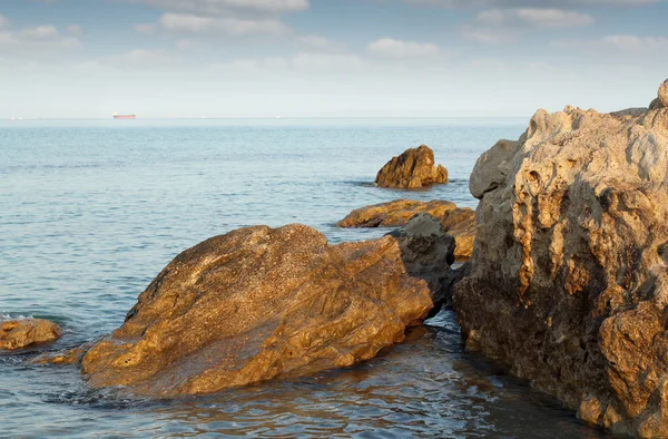 Rochers de mer et bateau scène d'été — Photo