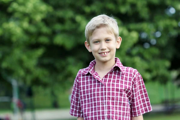 Šťastný chlapec portrét v parku — Stock fotografie