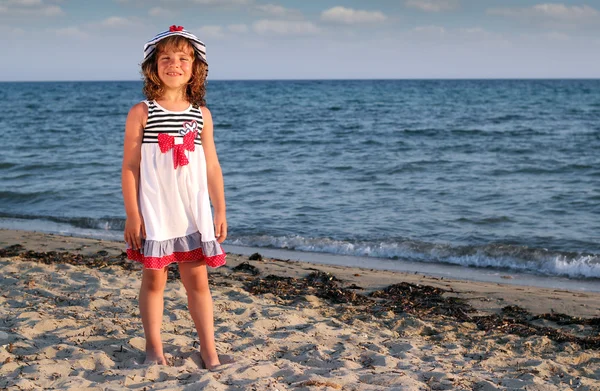 Beautiful little girl on beach — Stock Photo, Image