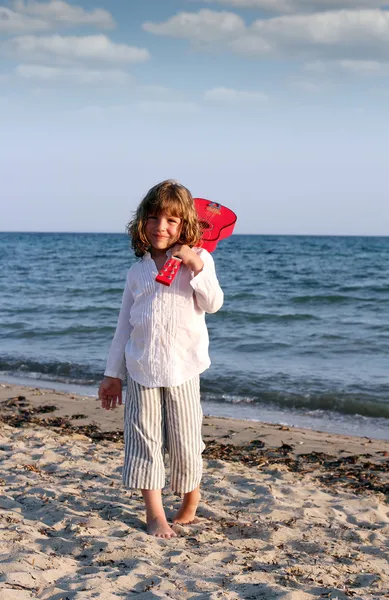 Vacker liten flicka med gitarr på stranden — Stockfoto