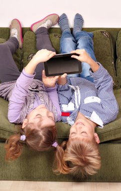 küçük kız ve erkek baş aşağı yalan Oda ve tablo ile oynamak