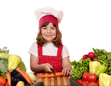 küçük kız cook kesme havuç