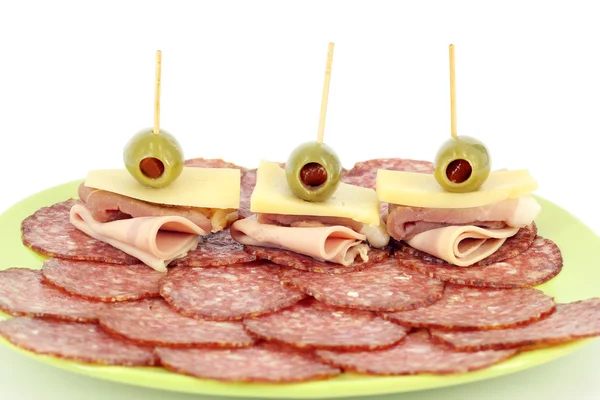 Queijo de presunto de salame e azeitonas no prato — Fotografia de Stock