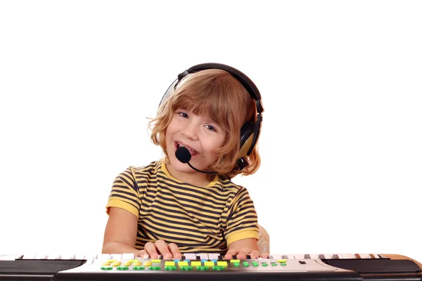 Niña feliz cantar y jugar teclado — Foto de Stock