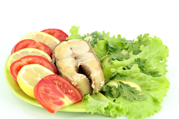 Salmón con verduras y ensalada —  Fotos de Stock