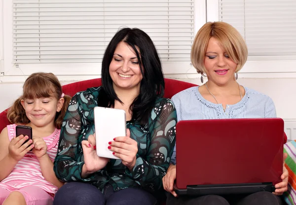 Drie generaties meisjes met computers — Stockfoto