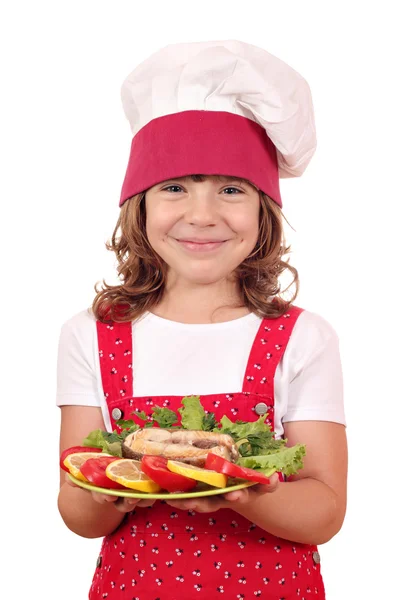 Menina feliz cozinhar segurando prato com frutos do mar de salmão — Fotografia de Stock