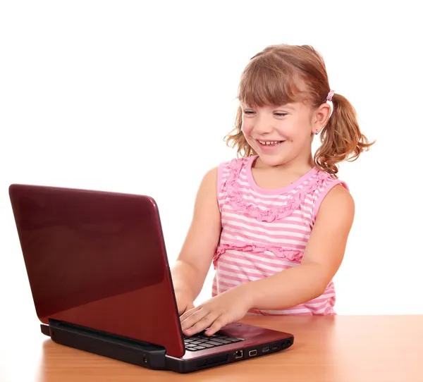 Glad liten tjej lek med laptop — Stockfoto