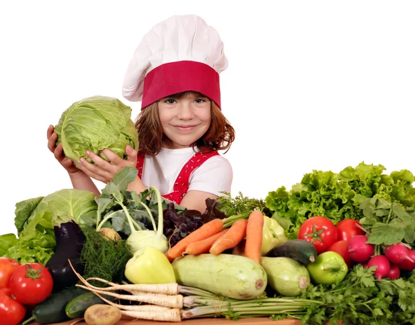 Petite fille cuisinier avec chou et légumes — Photo