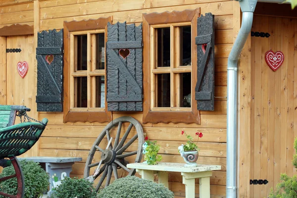 Velha casa de madeira na Sérvia — Fotografia de Stock