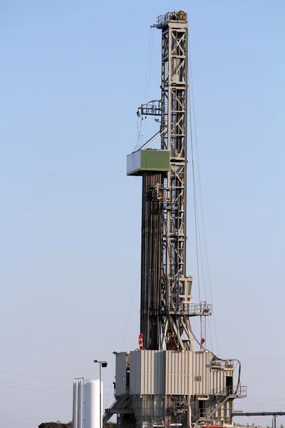Plate-forme et équipement de forage pétrolier terrestre — Photo