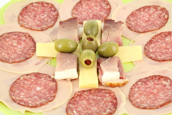 Presunto queijo salame e azeitonas fundo alimentar — Fotografia de Stock