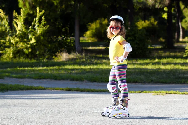 小女孩用旱冰鞋和防护设备 — 图库照片