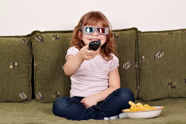 Menina com óculos 3d assistindo tv — Fotografia de Stock