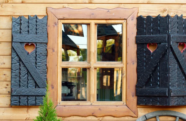 Старинные деревянные окна дома — стоковое фото
