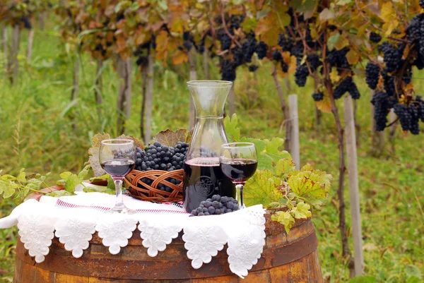 Vino rosso e uva su botte di legno — Foto Stock