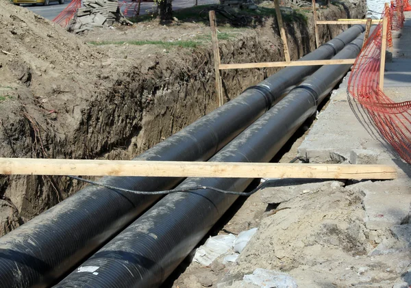 Sitio de construcción con tuberías de sistema de calefacción comunitaria —  Fotos de Stock