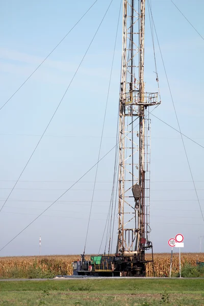 Land olie boren tuig op veld — Stockfoto