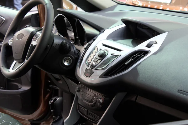 Řídicí panel a volant nové auto uvnitř — Stock fotografie