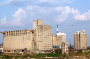 Sanayi Bölgesi binalar ve büyük silo