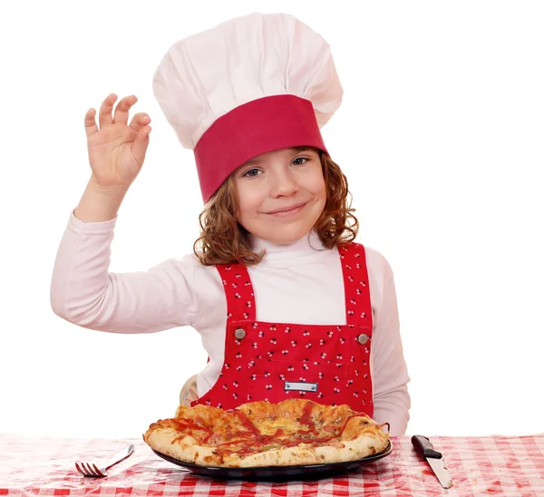 Menina cozinheiro com pizza e ok sinal de mão — Fotografia de Stock