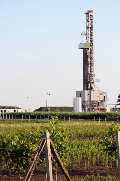 Oilfield with land oil drilling rig — Stock Photo, Image