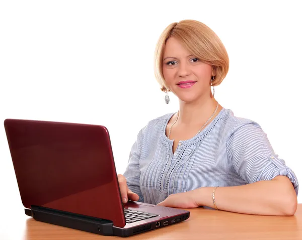 Schöne Frau in den 30er Jahren mit Laptop — Stockfoto