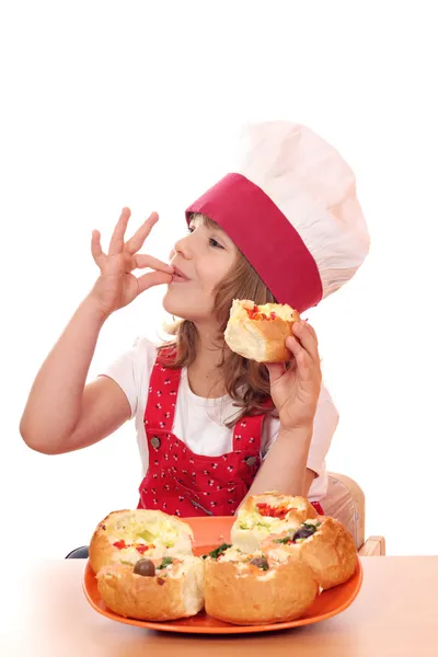 Little girl cook with ok hand sign — Stock Photo, Image