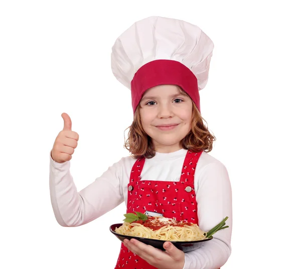 Bela menina cozinheiro com polegar para cima e espaguete — Fotografia de Stock