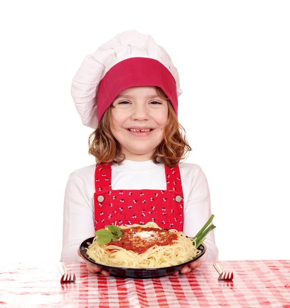 Felice cuoca bambina con spaghetti sul tavolo — Foto Stock