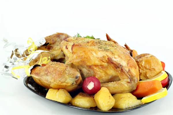 Poulet rôti avec pommes de terre dans l'assiette — Photo