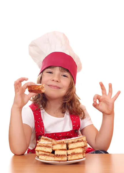 Klein meisje koken met ok hand teken en apple cake — Stockfoto