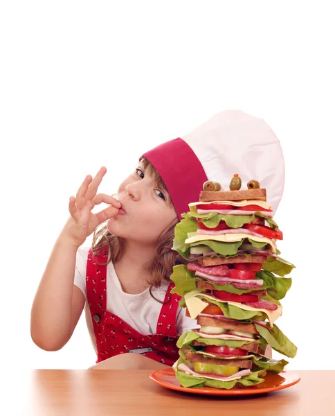 Meisje met ok hand teken en hoog sandwich — Stockfoto