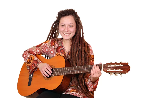 행복 한 여자 플레이 어쿠스틱 기타 — 스톡 사진