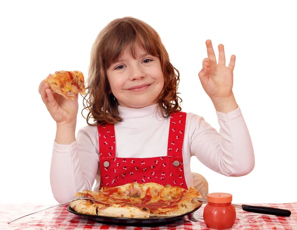 饥饿的小女孩，比萨饼和 ok 手势 — 图库照片